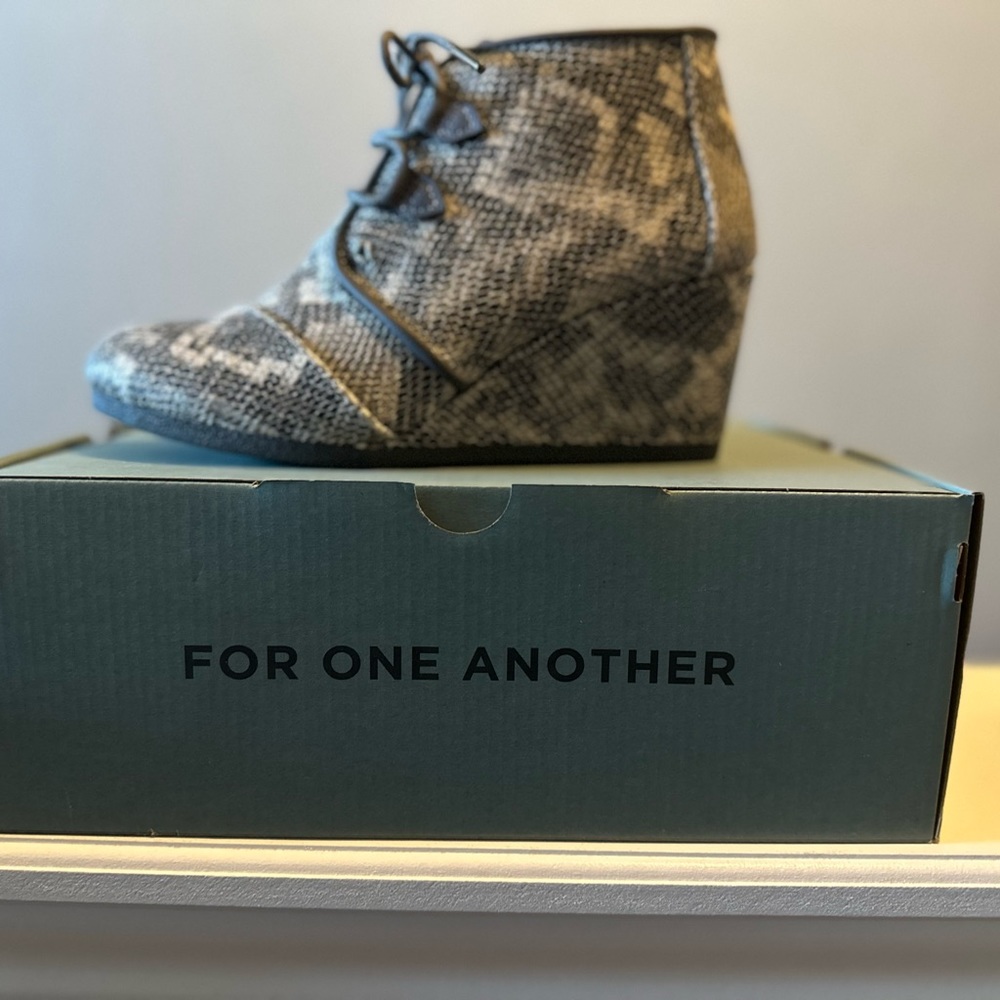 Toms Kala Booties | Black Multi Faux Snake | Size 8 (women) - Picture 3 of 5